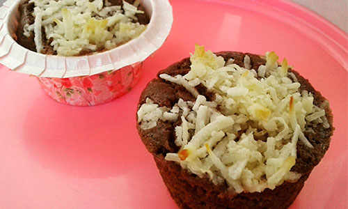 Muffin de chocolate com coco crocante
